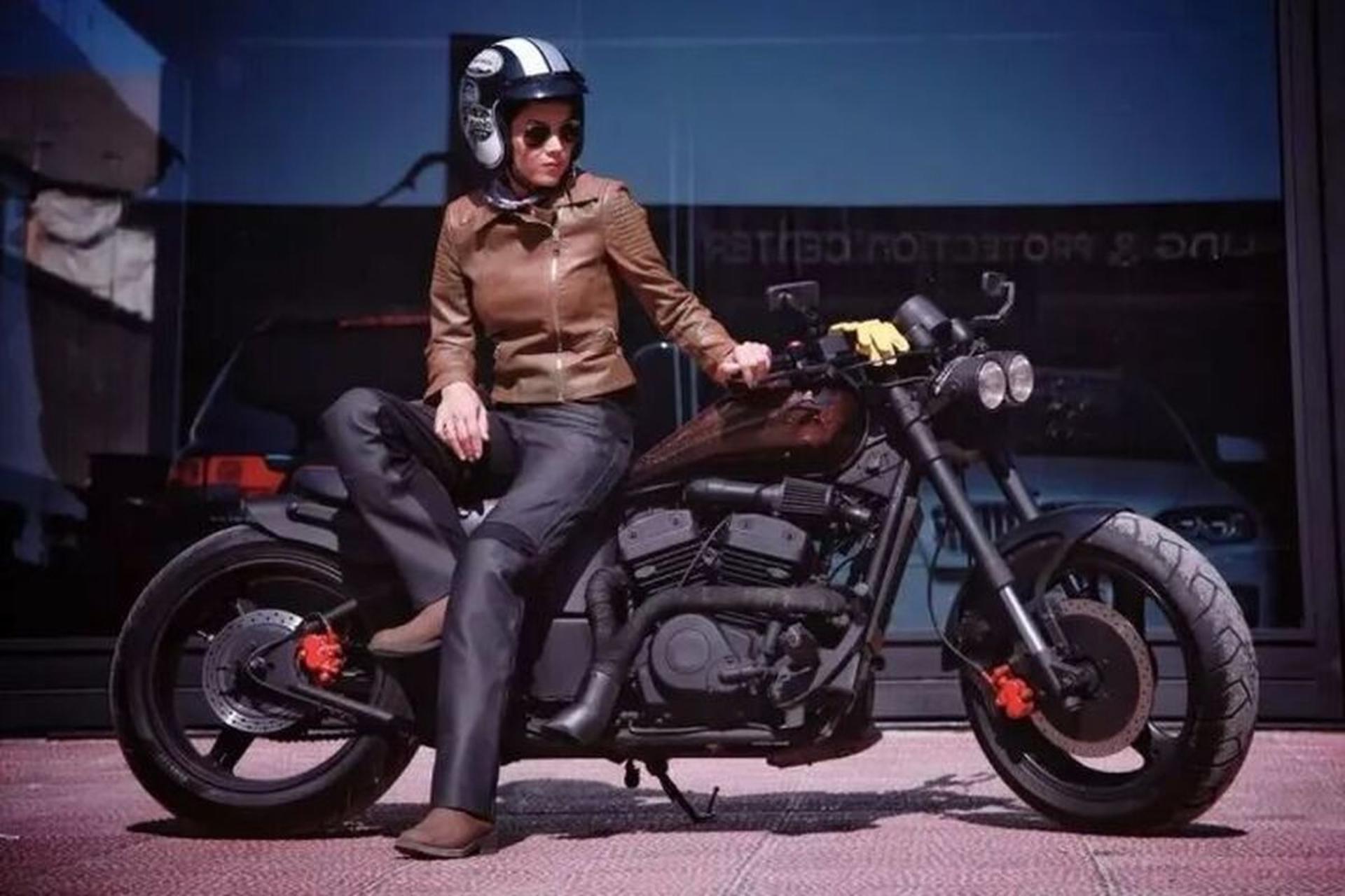 Women motorcycling (1)