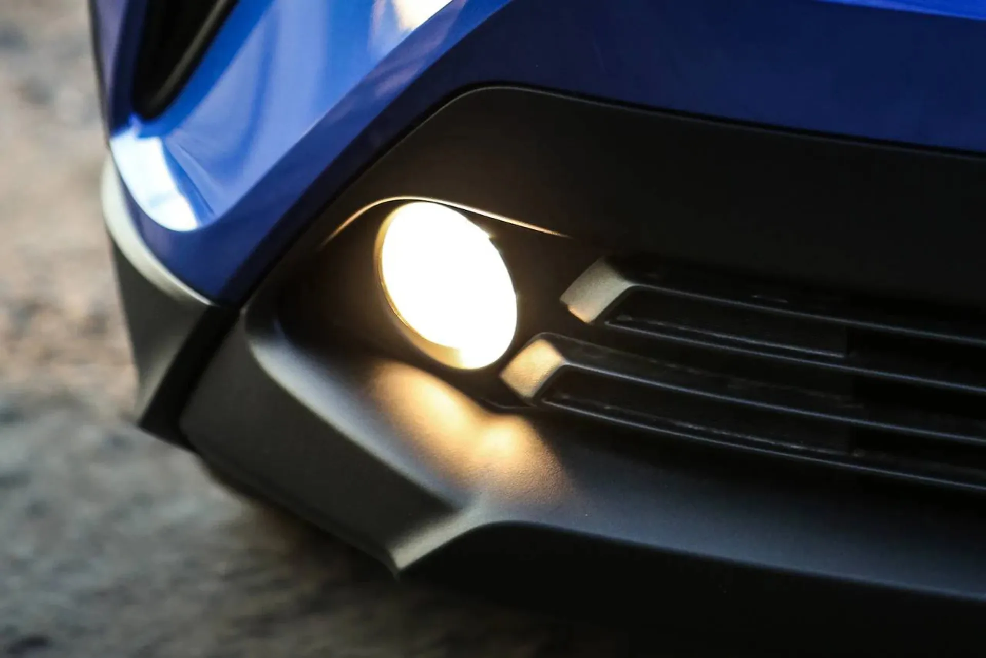 2018_toyota_c-hr_4dr-suv_xle-premium_fog_oem_1_1280x855