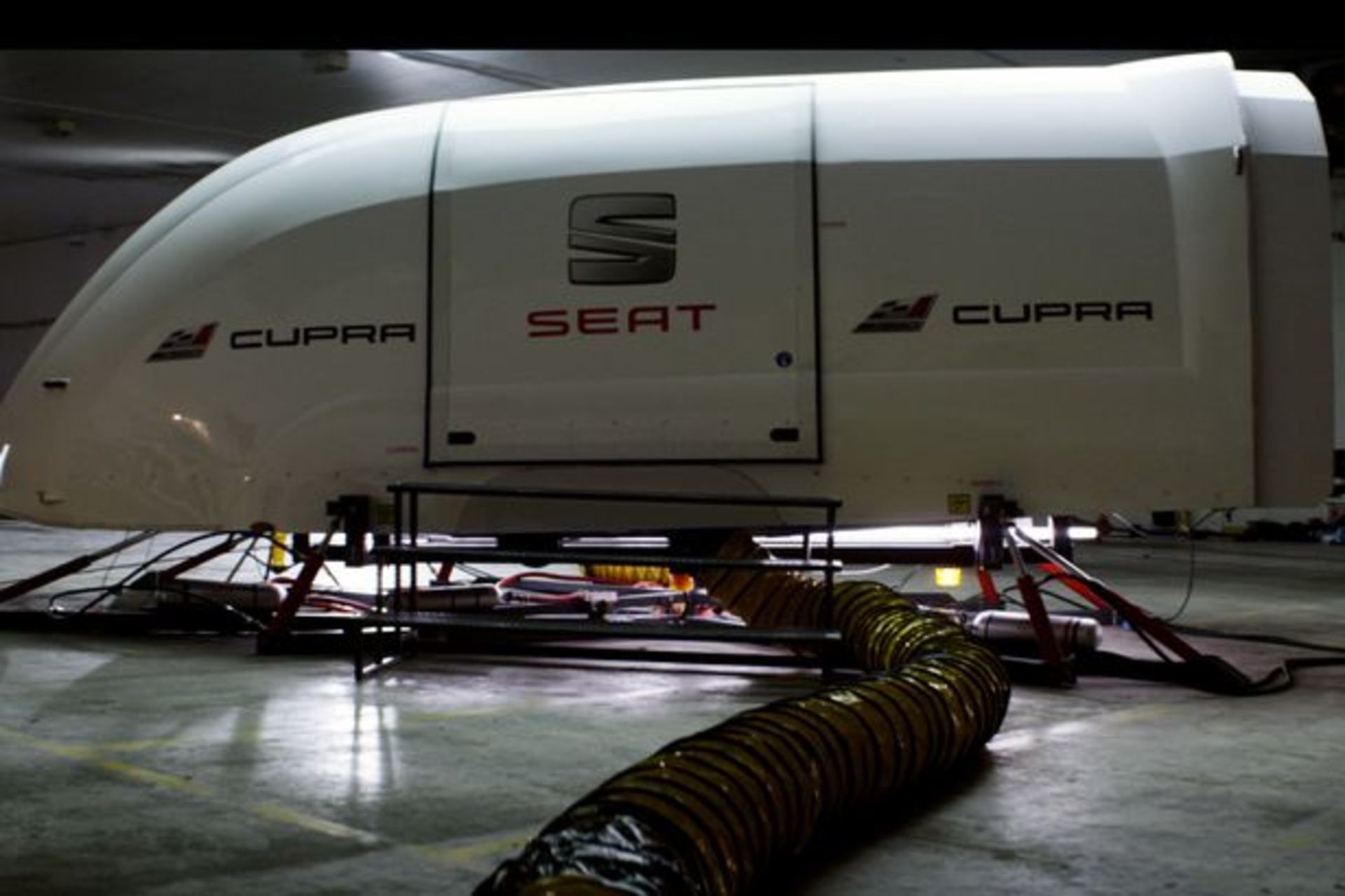 Dramatic_twist_in_thrilling_dockside_Leon_Cupra_chase-3267717