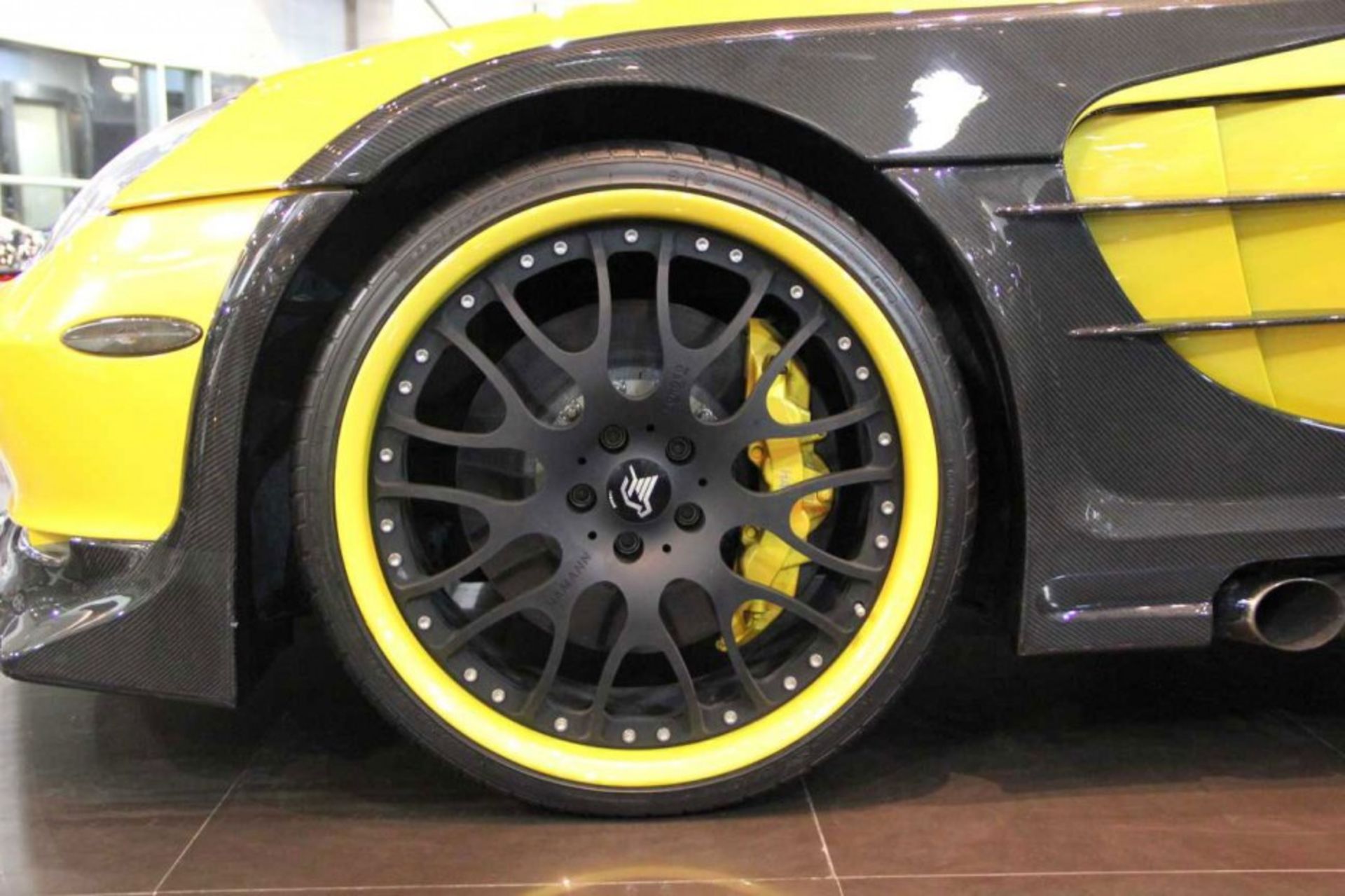 Hamman-Volcano-Mercedes-SLR-McLaren-Exterior-Custom-Wheels-in-Yellow-Black-Color-934x622
