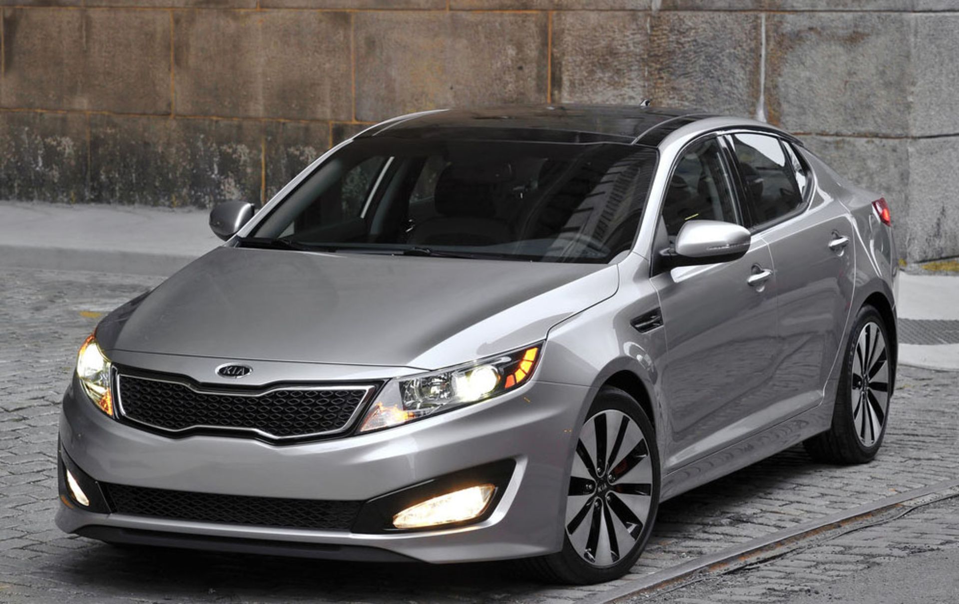 Kia-Optima_2011_1024x768_wallpaper_06