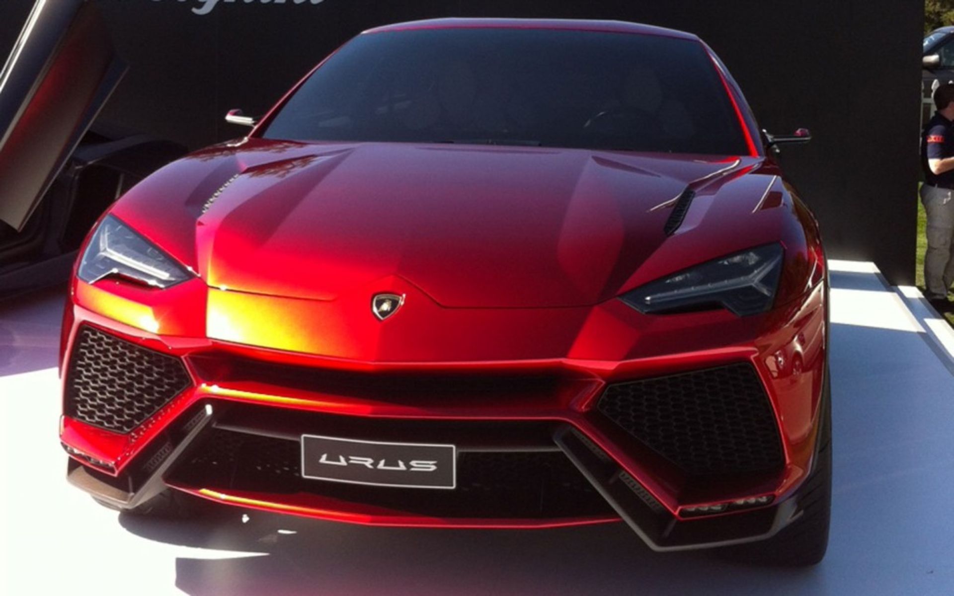 Lamborghini-Urus-SUV-concept-at-Pebble-Beach-front-view-1024x640