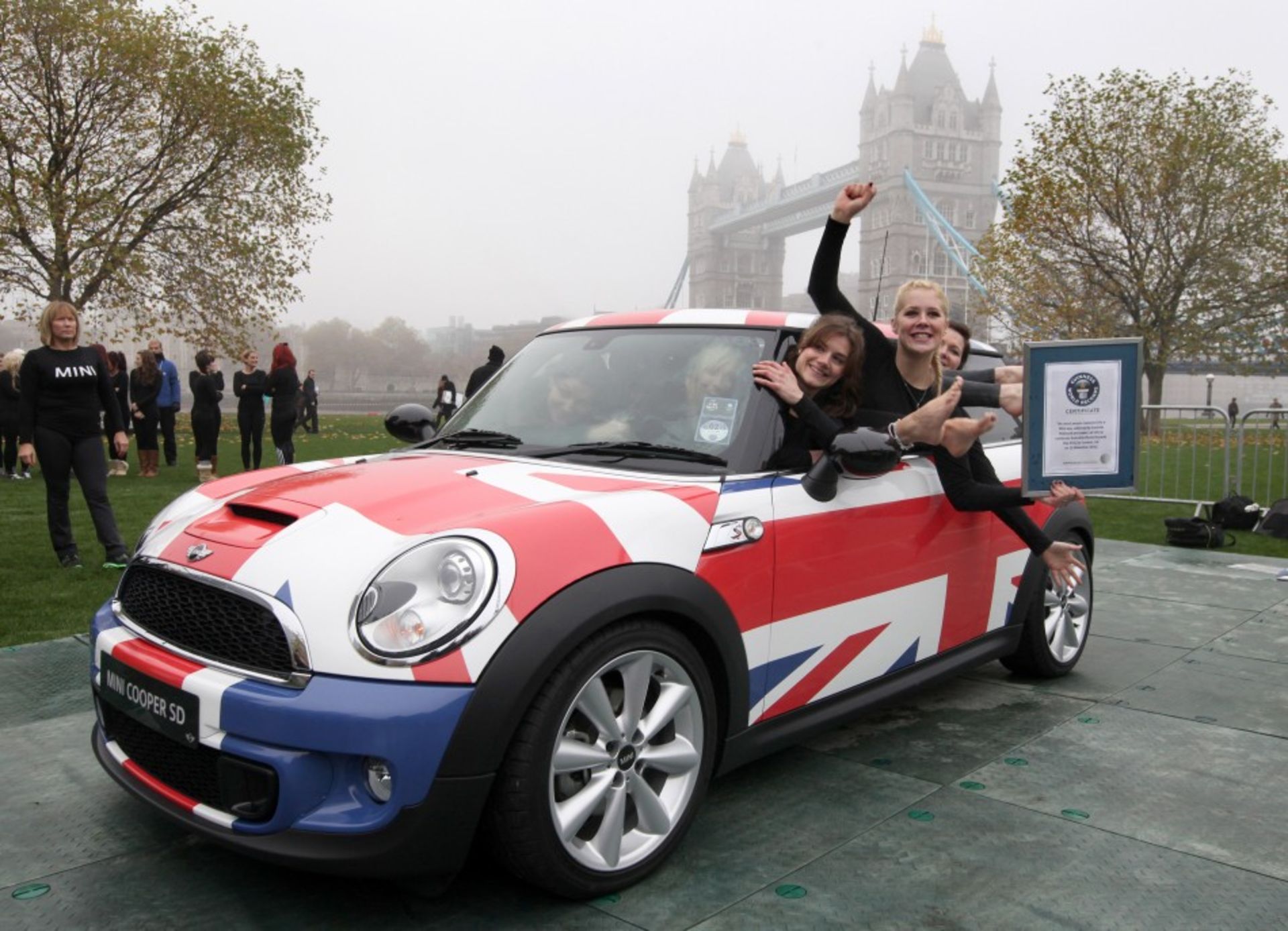 MINI-Cooper-SD-fits_28-people