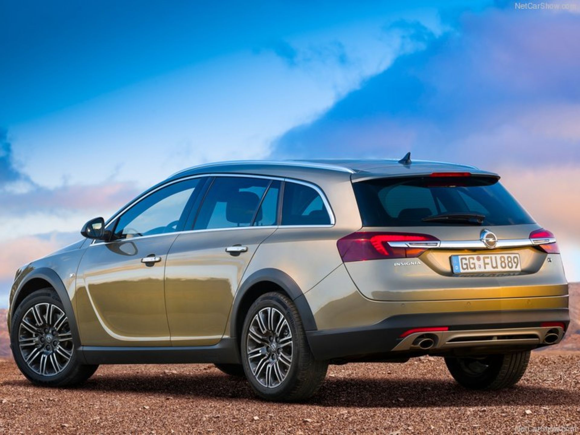 Opel-Insignia_Country_Tourer_2014_800x600_wallpaper_05
