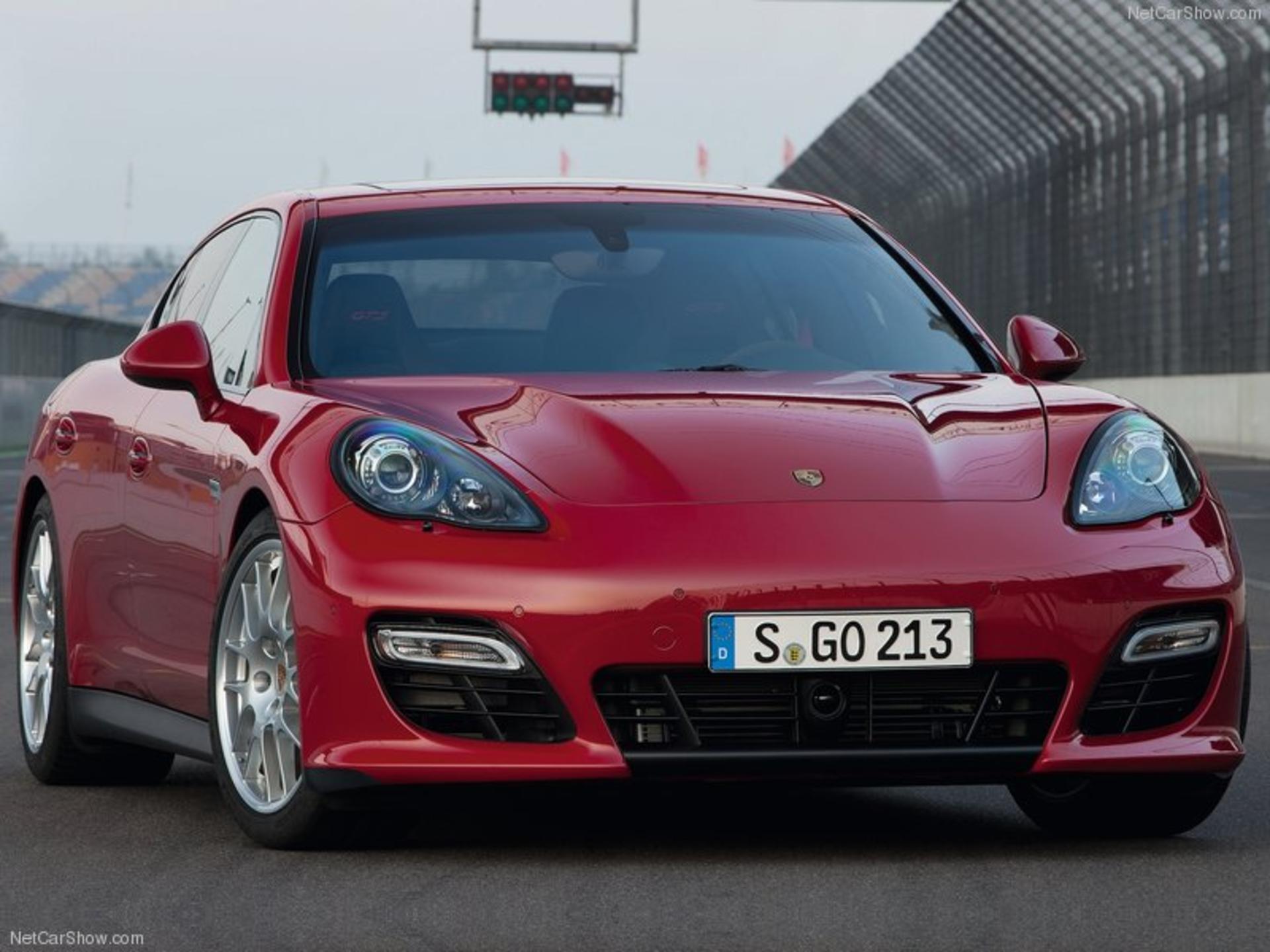 Porsche-Panamera_GTS_2012_800x600_wallpaper_09