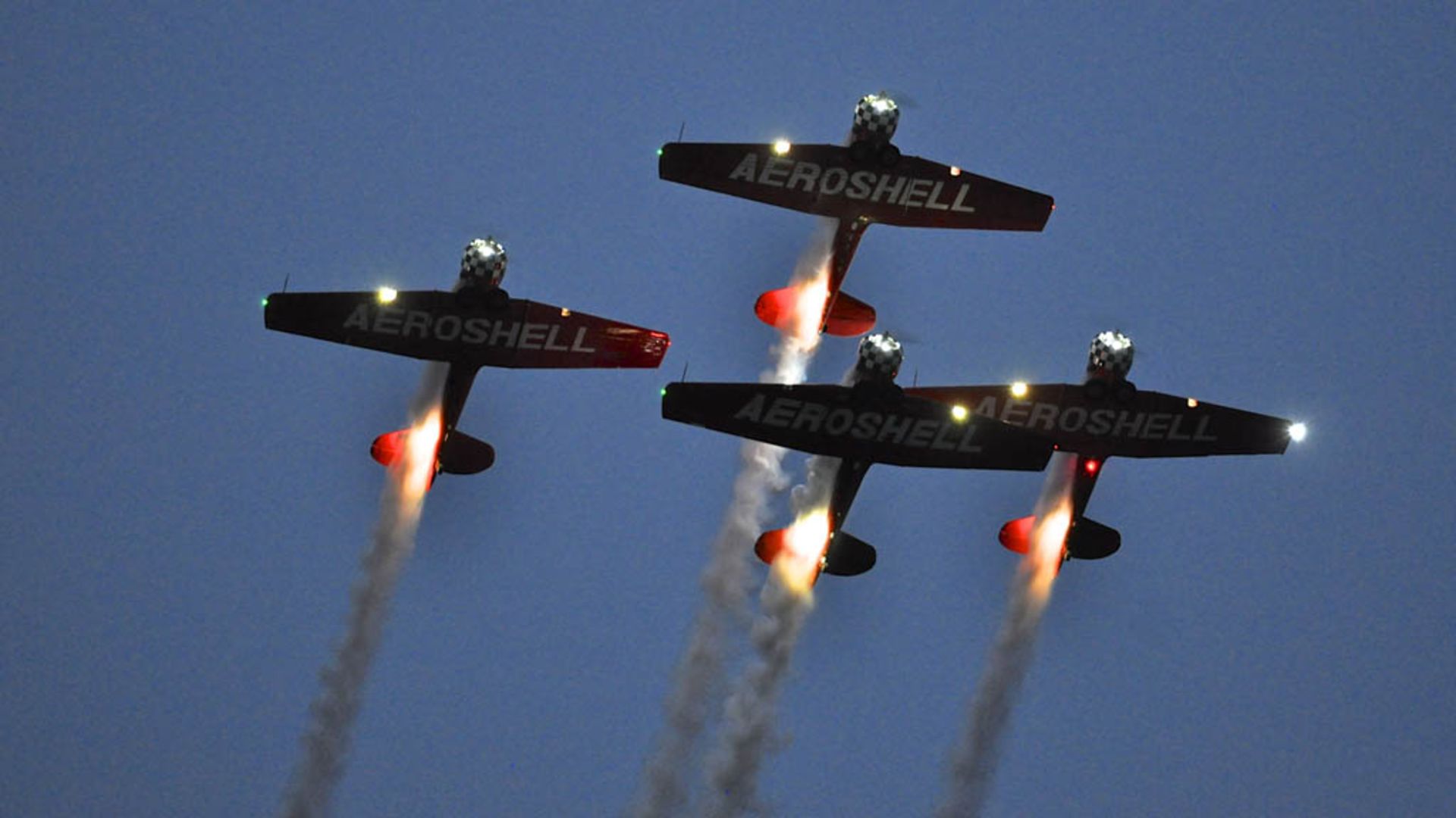 تیم آکروباتیک Aeroshell  با سابقه 25 ساله با هواپیماهای AT-6 Texans