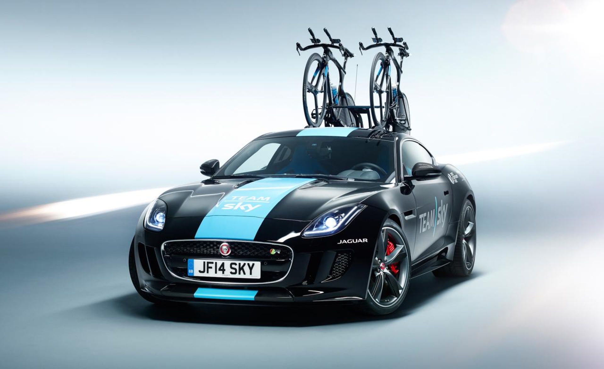jaguar-f-type-tour-de-france-support-sky