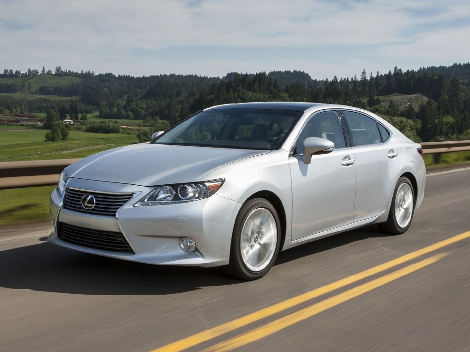 lexus-es-250-in-motion