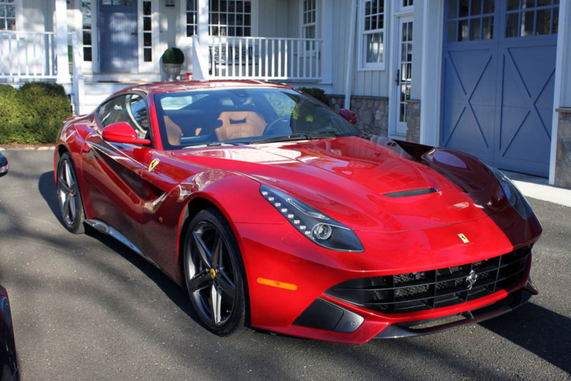 تنها دو نفر می‌توانند در یک زمان سوار F12 باشند.