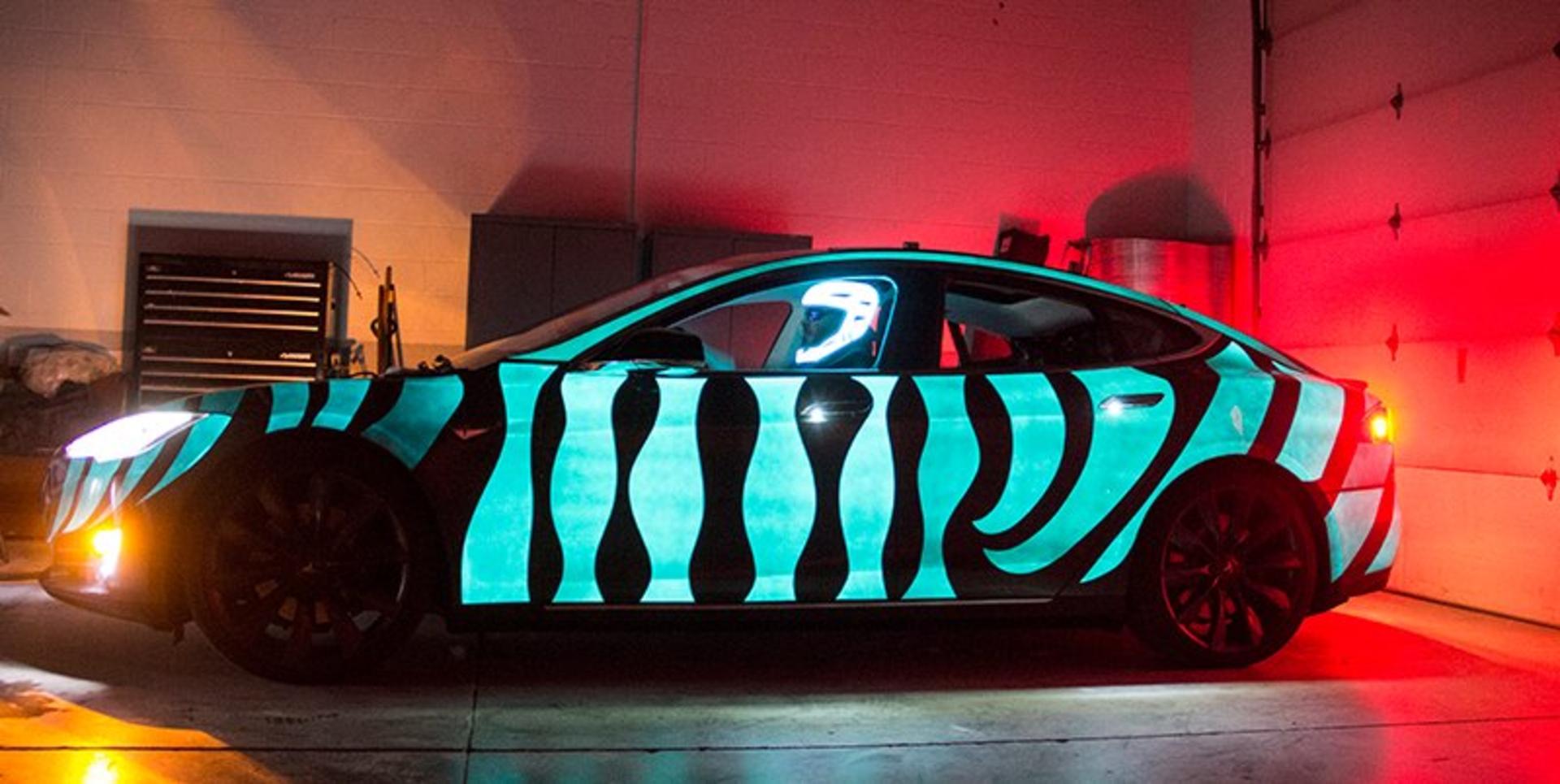 tesla-model-s-glows-thanks-to-electroluminescent-paint-video-86349_1