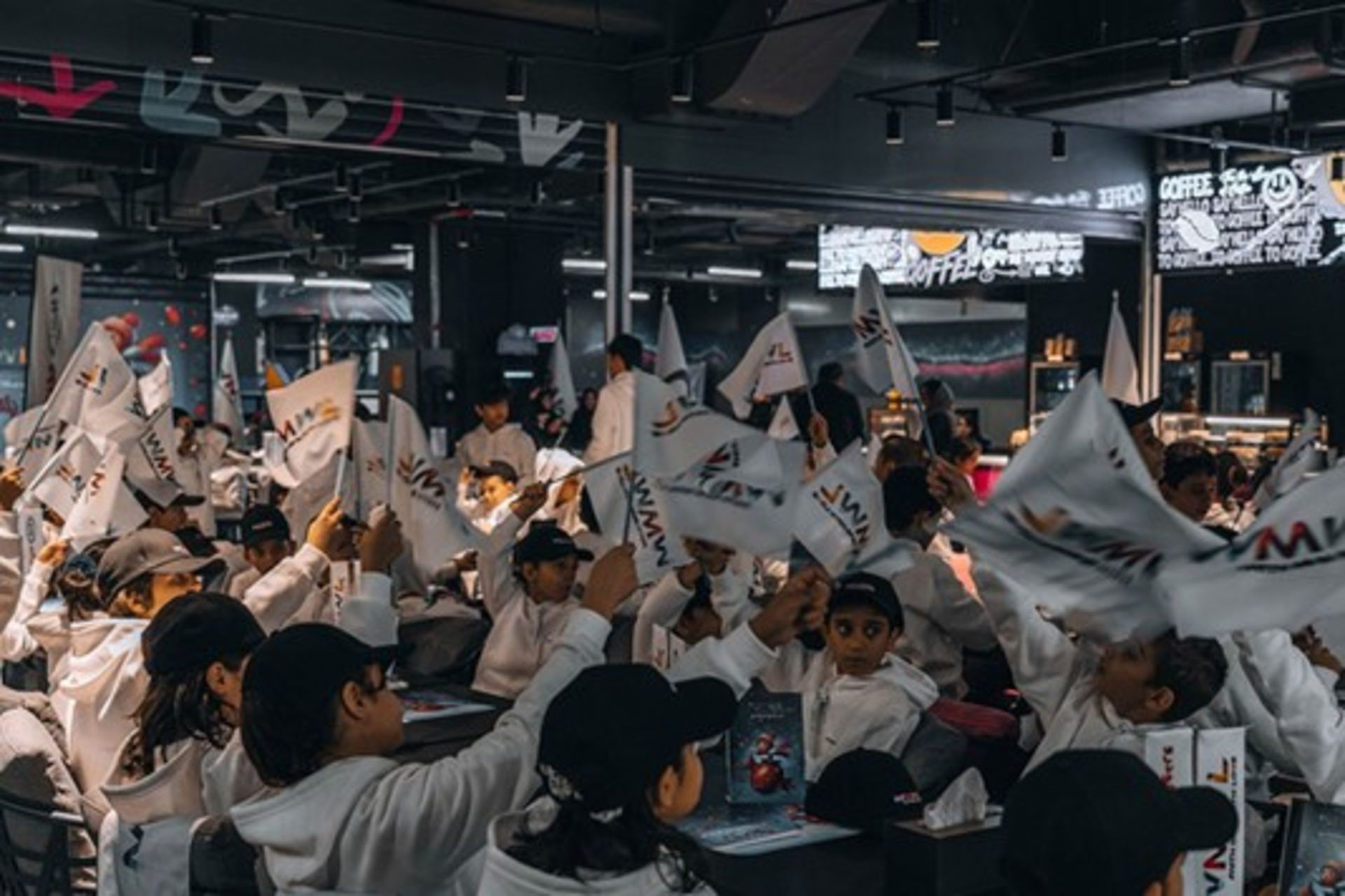 یلدا برای همه کودکان؛ ام‌وی‌ام شادی و لبخند را به کودکان نیازمند هدیه کرد.