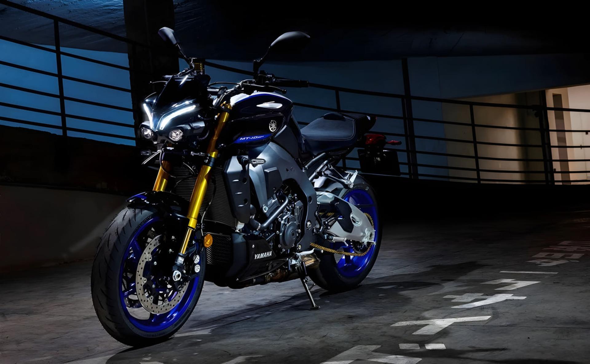 موتور سیکلت یاماها (Yamaha) مدل MT-10 با رنگ مشکی و رینگ‌های آبی