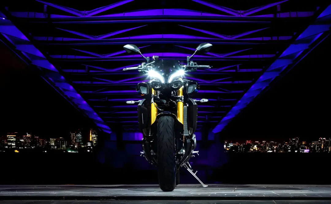 موتور سیکلت یاماها (Yamaha) MT-10 مدل ۲۰۲۶ با چراغ‌های روشن در شب