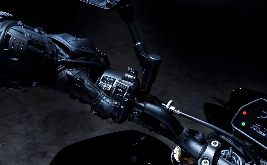 کنترل‌های فرمان و دستکش سوار موتورسیکلت یاماها (Yamaha) MT-10