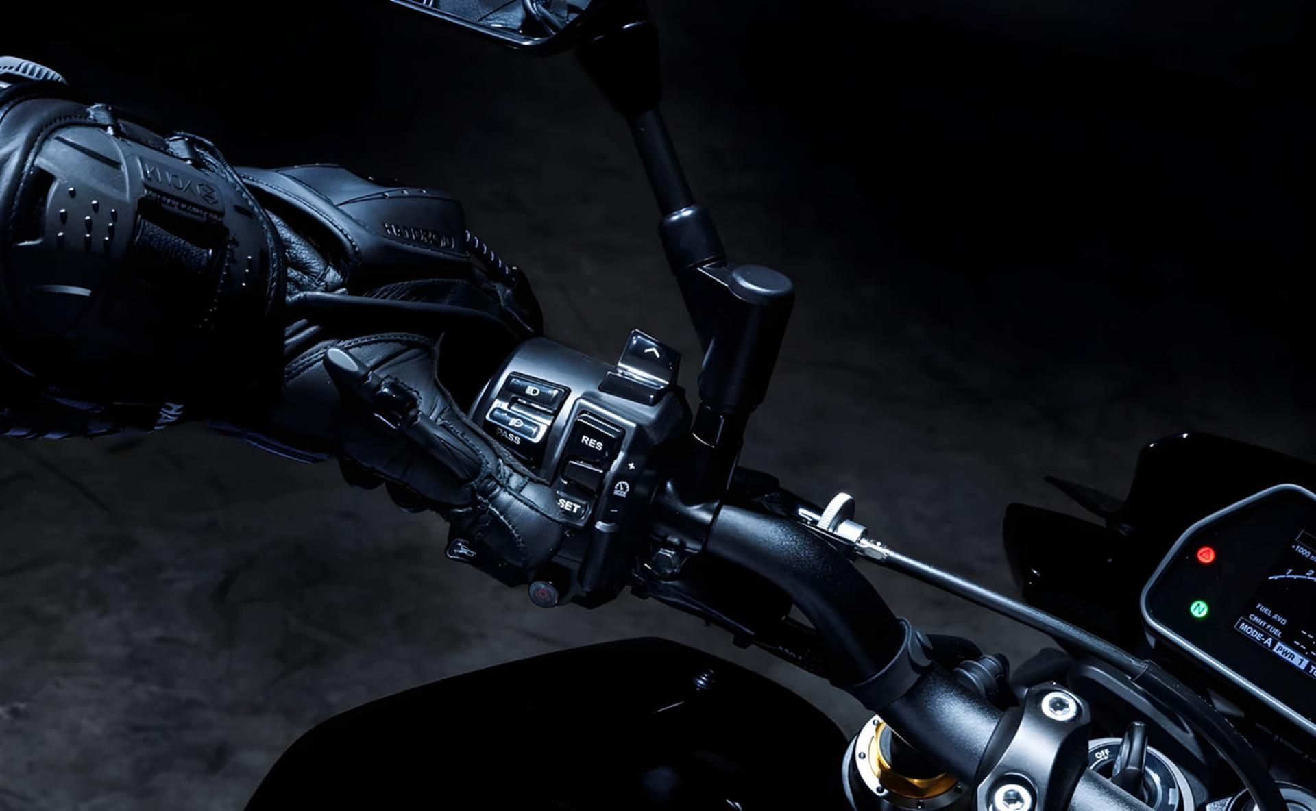 کنترل‌های فرمان و دستکش سوار موتورسیکلت یاماها (Yamaha) MT-10