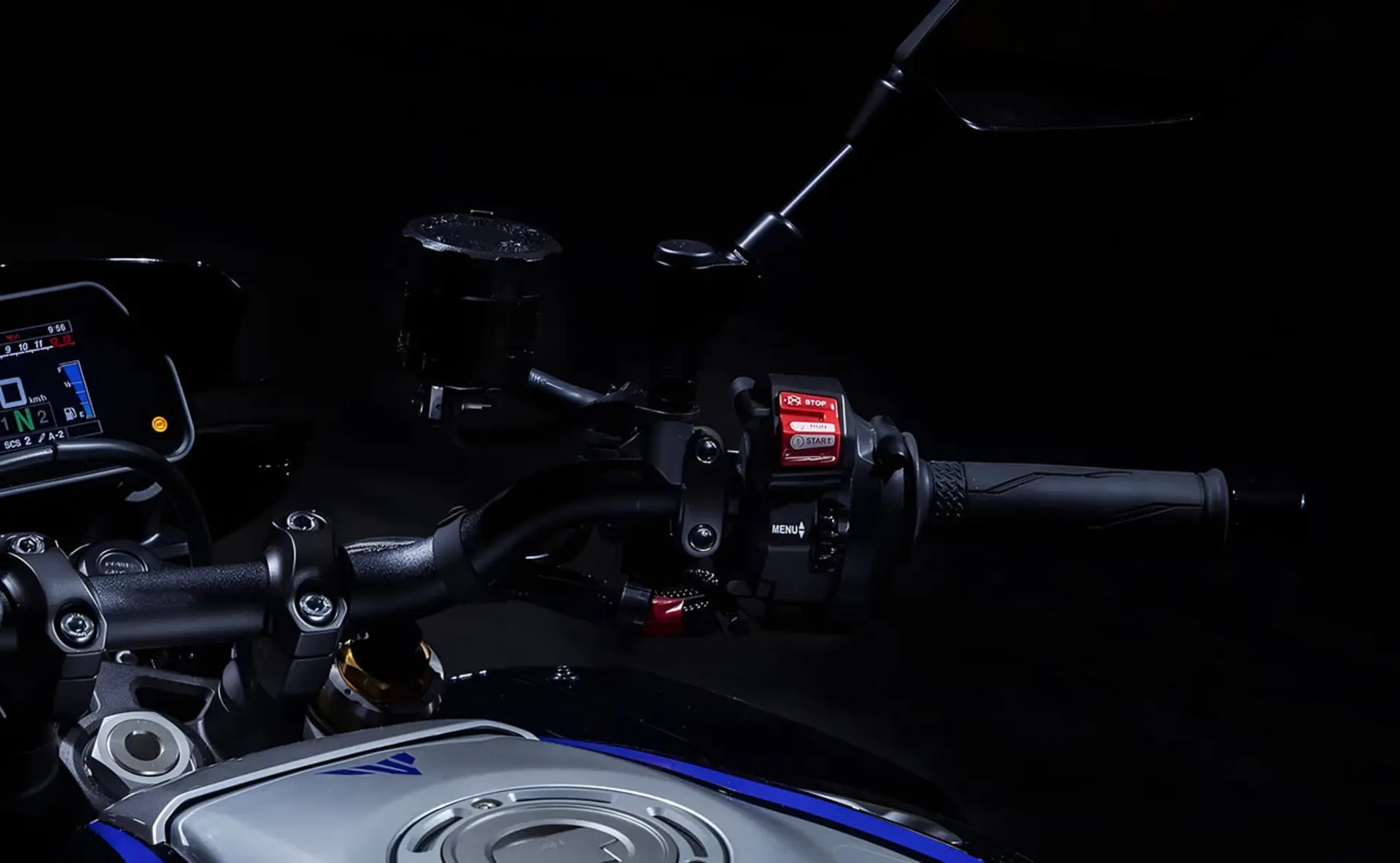 نمای نزدیک از فرمان و سوئیچ استارت موتورسیکلت یاماها (Yamaha) MT-10