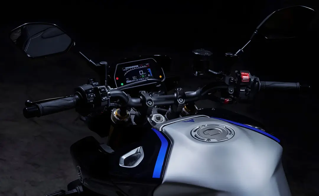 نمای نزدیک از داشبورد و فرمان موتور سیکلت یاماها (Yamaha) MT-10 مدل ۲۰۲۶