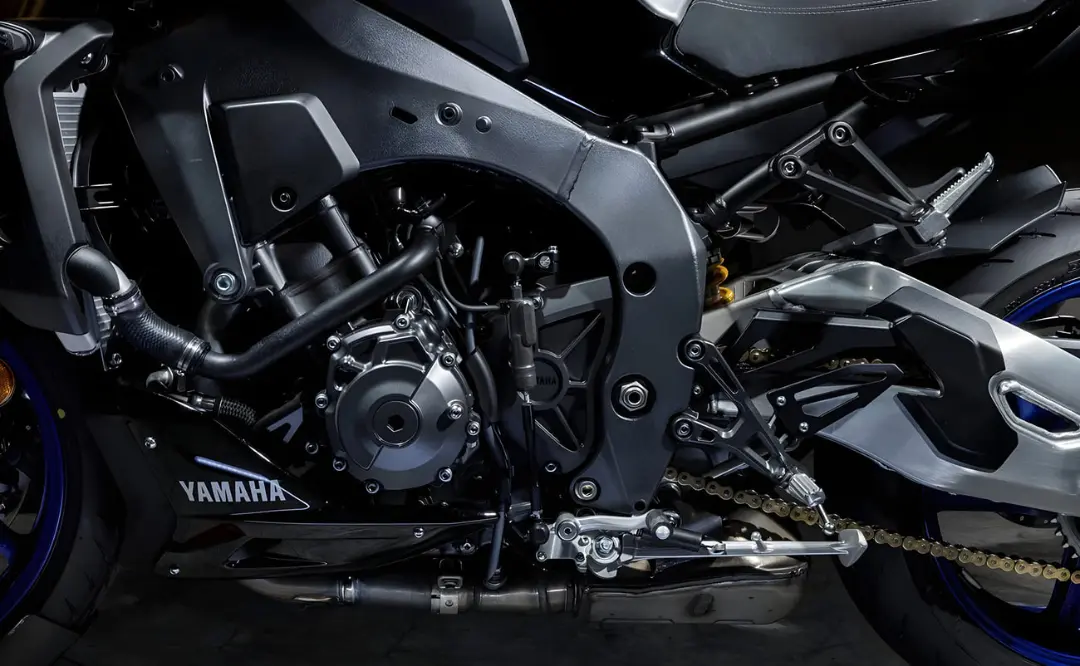 موتور سیکلت یاماها (Yamaha) MT-10 مدل ۲۰۲۶ با نمای نزدیک از بخش موتور و شاسی