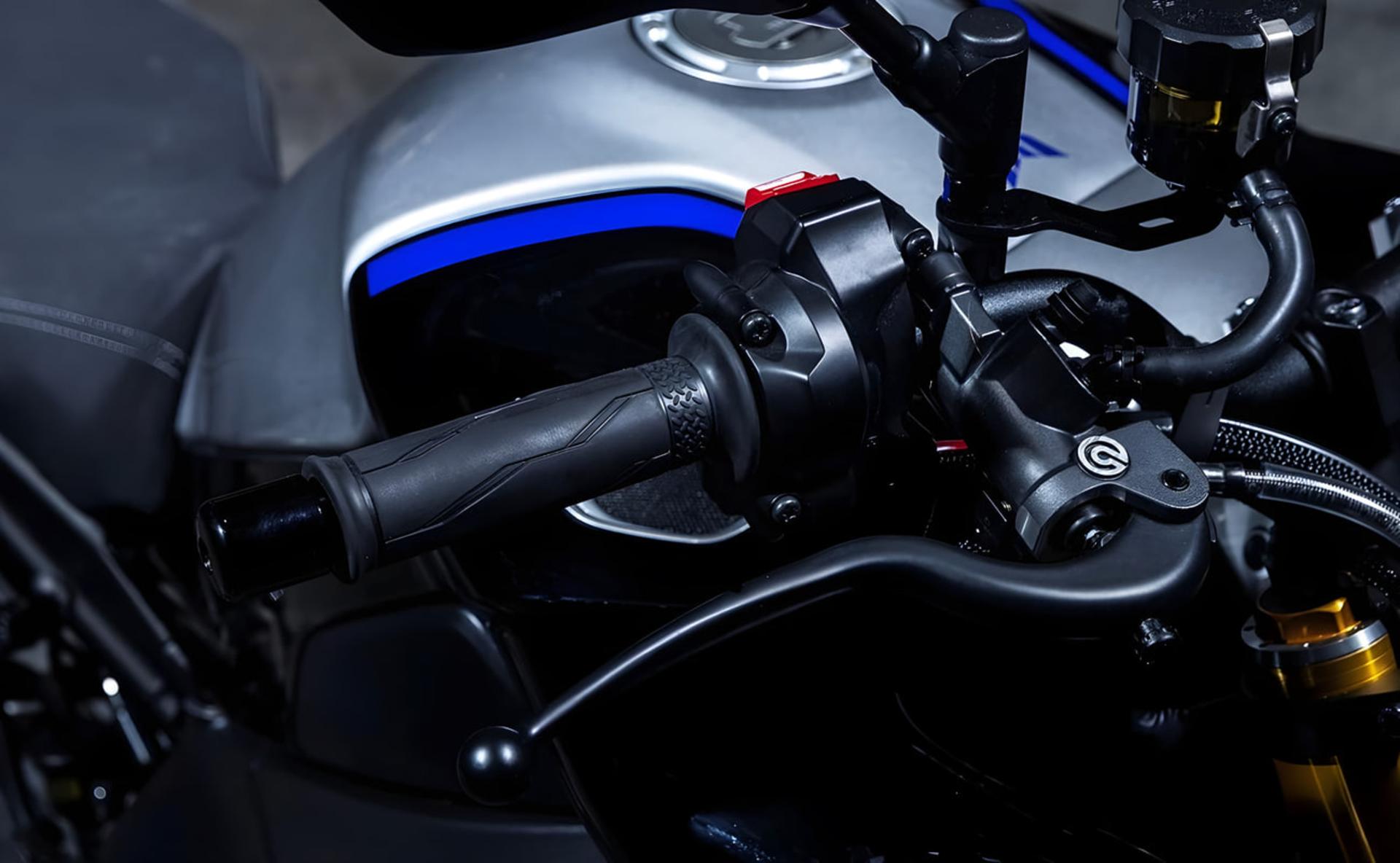 بخش فرمان و دسته گاز موتور سیکلت یاماها (Yamaha) MT-10 مدل ۲۰۲۶