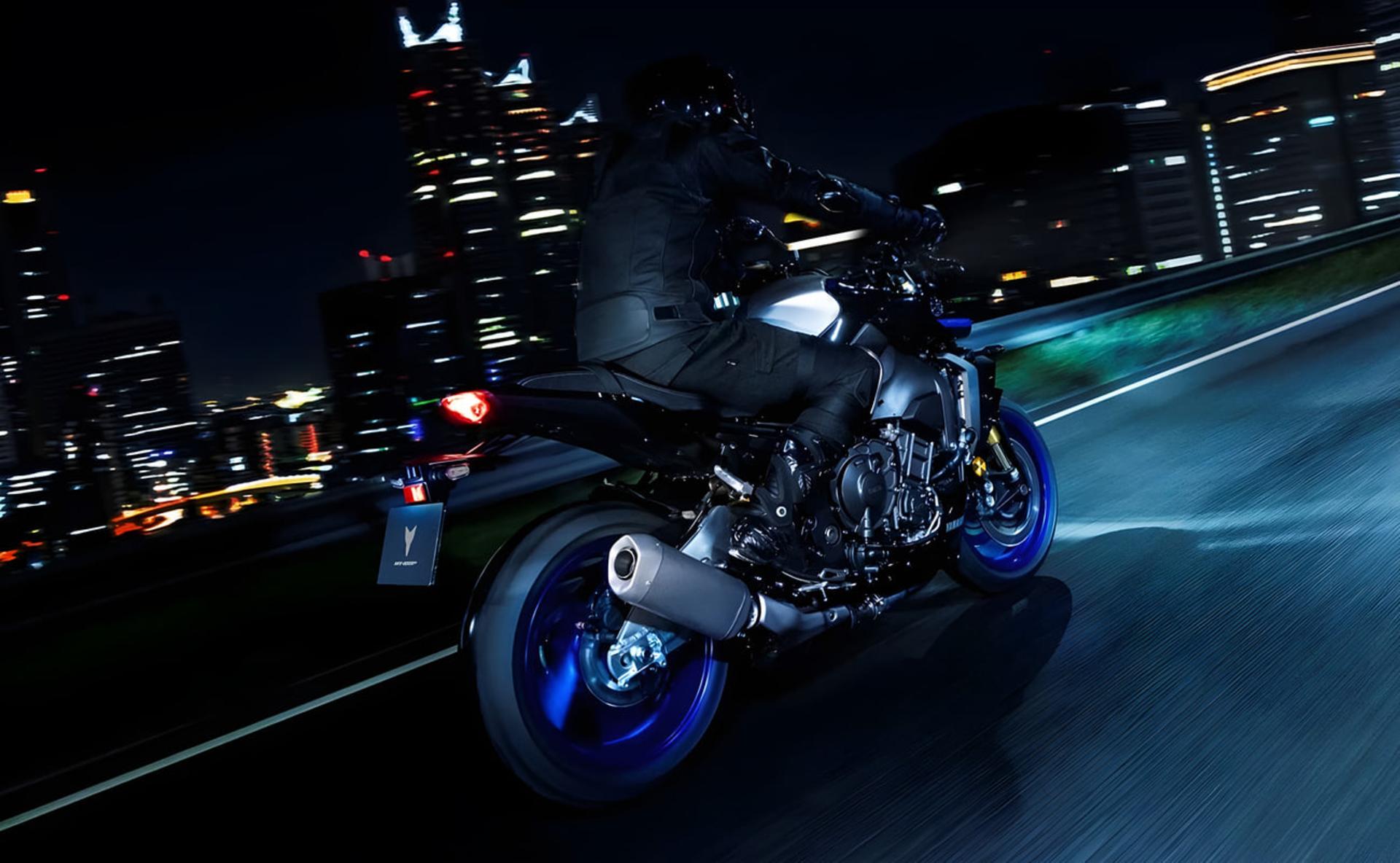 موتور سیکلت یاماها (Yamaha) MT-10 مدل ۲۰۲۶ در حال حرکت در جاده شهری