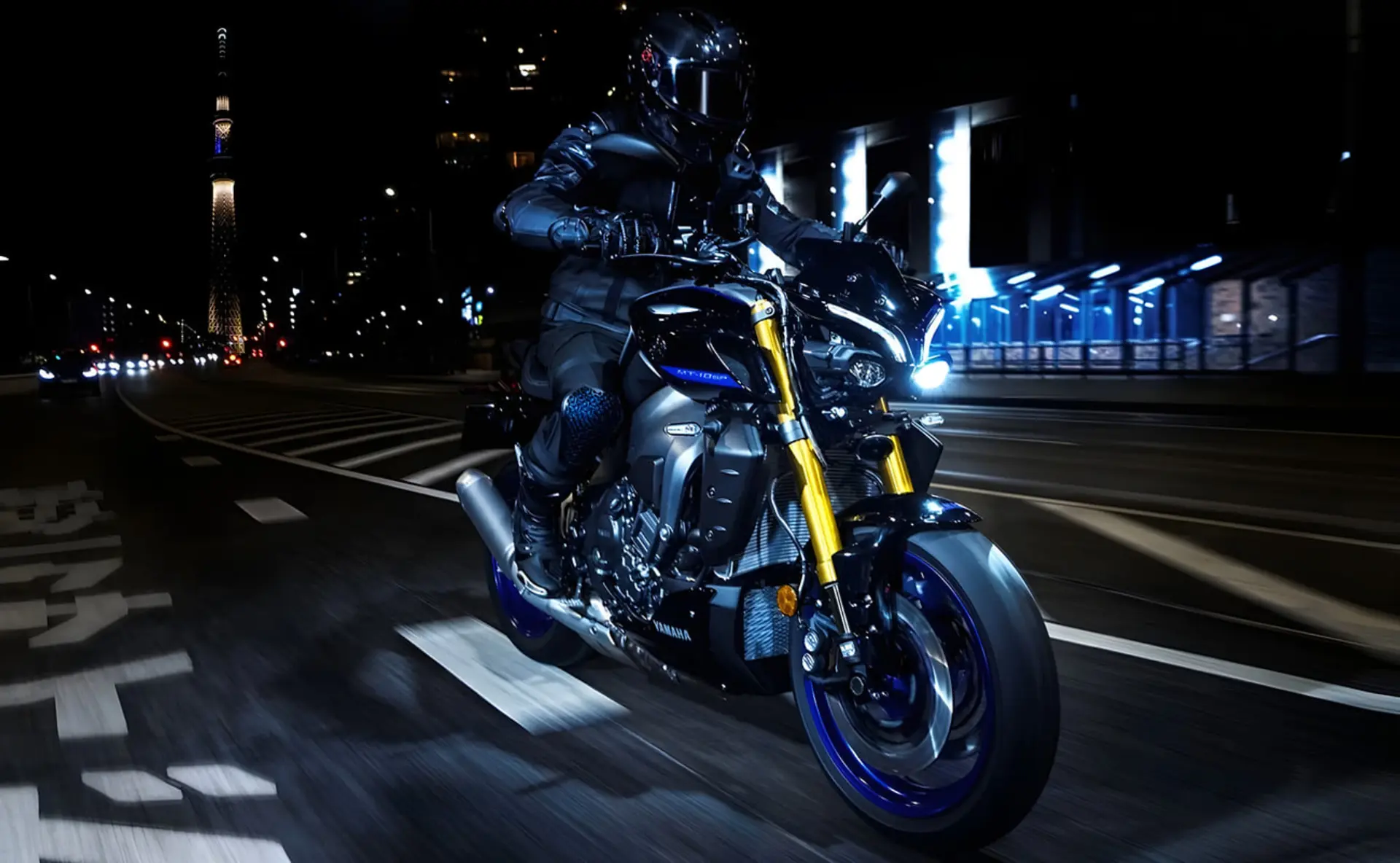 موتور سیکلت یاماها (Yamaha) MT-10 مدل ۲۰۲۶ در حال حرکت در جاده شبانه