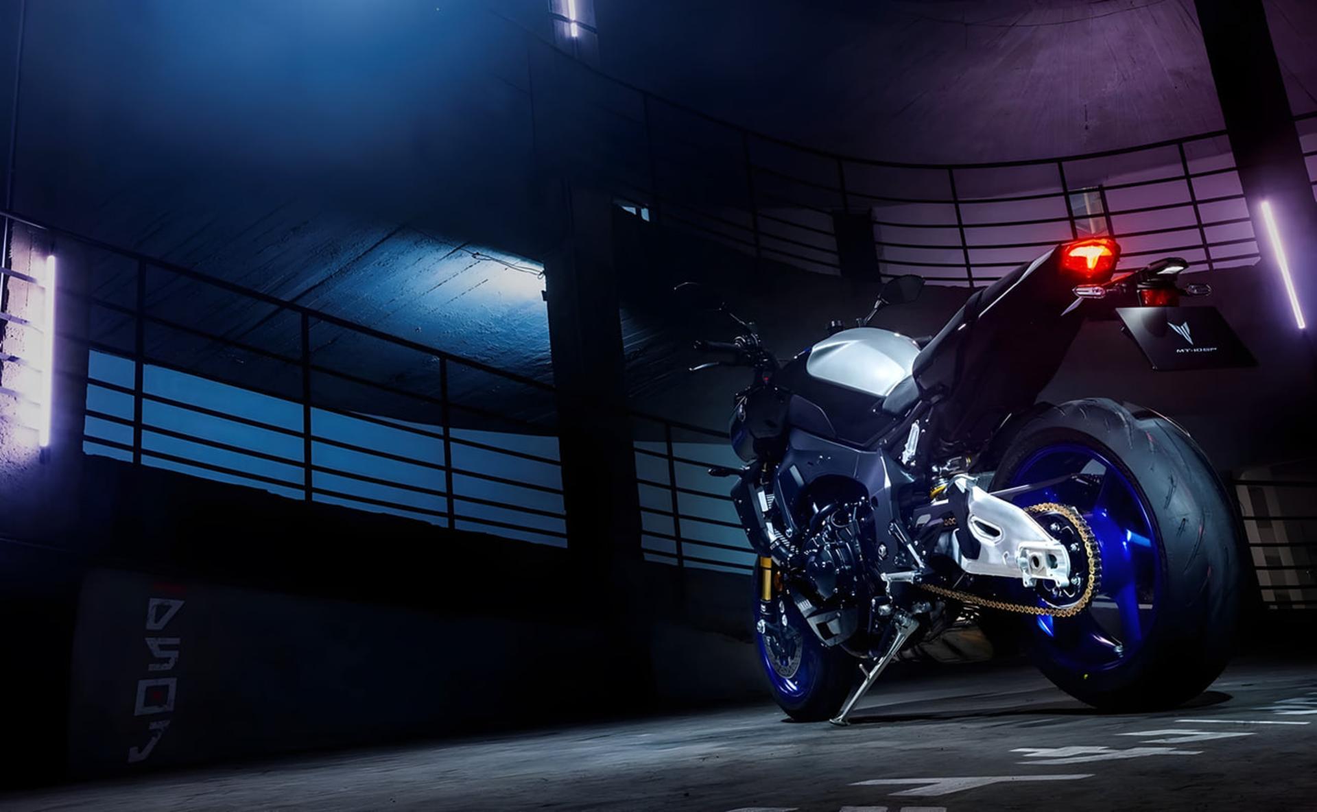 موتور سیکلت یاماها (Yamaha) MT-10 مدل ۲۰۲۶ در فضای صنعتی