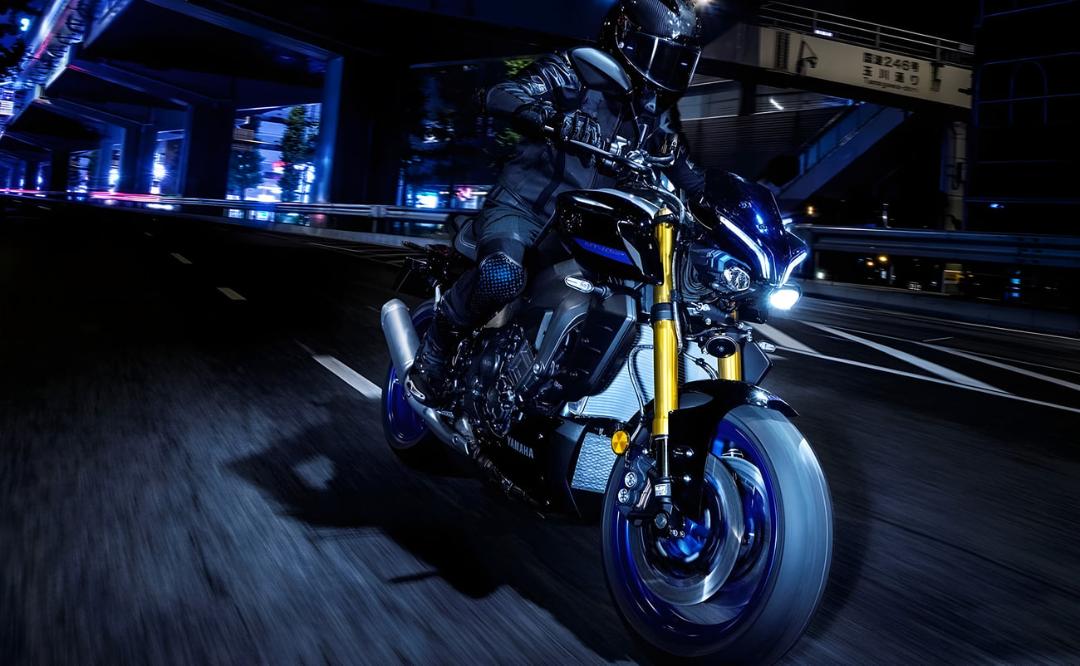 موتور سیکلت یاماها (Yamaha) MT-10 مدل ۲۰۲۶ در حال حرکت در جاده