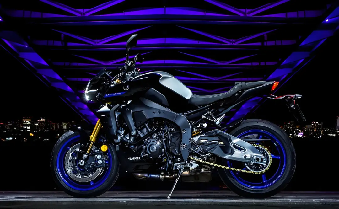 موتور سیکلت یاماها (Yamaha) مدل MT-10 SP با بدنه مشکی و رینگ‌های آبی