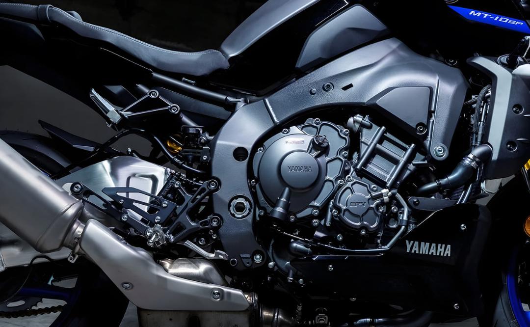 موتور سیکلت یاماها (Yamaha) MT-10 مدل ۲۰۲۶ با نمای نزدیک از بخش موتور و بدنه