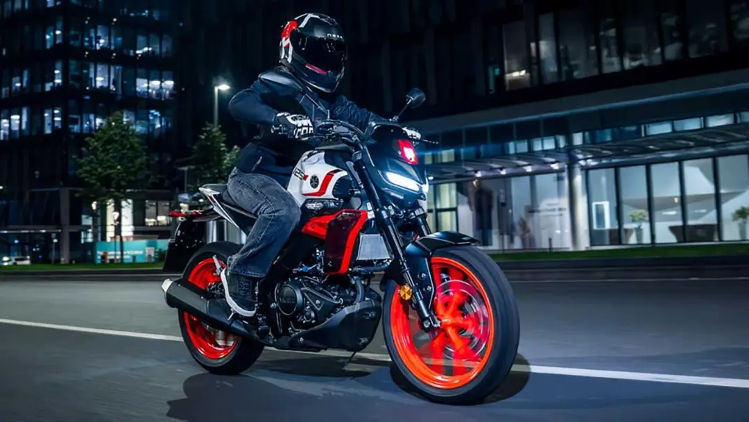 موتور سیکلت یاماها (Yamaha) MT-125 مدل ۲۰۲۷ در حال حرکت در خیابان شبانه