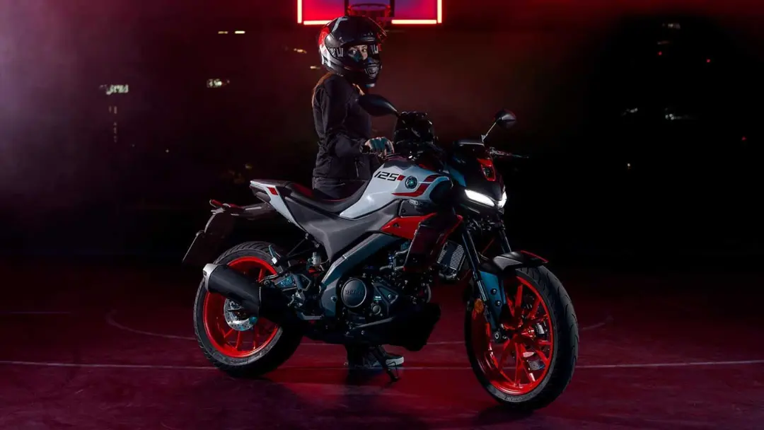 موتور سیکلت یاماها (Yamaha) مدل MT-125 با بدنه سفید و قرمز در محیط تاریک