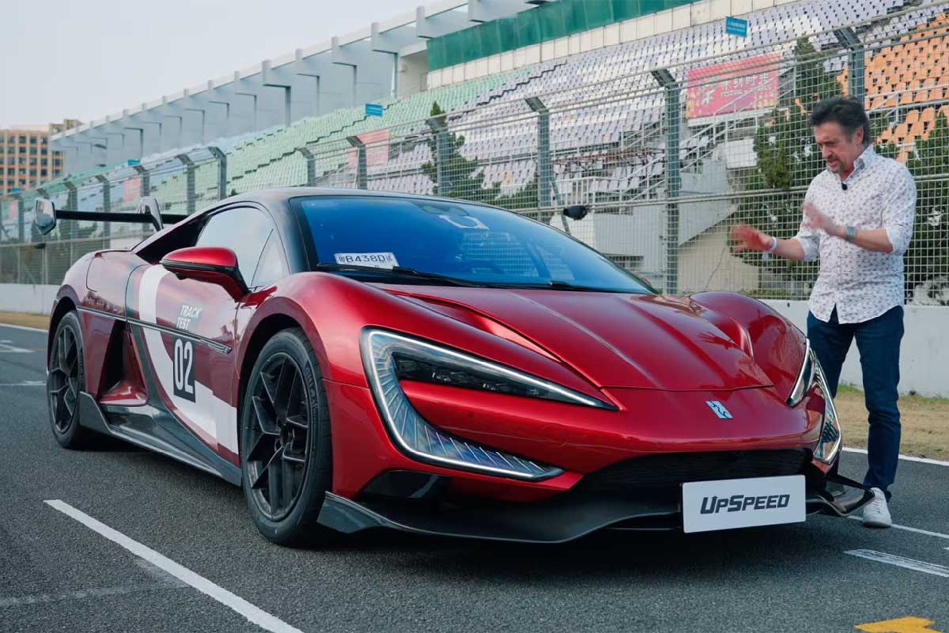 رانندگی ریچارد هموند با یانگ‌وانگ U9 اکس‌تریم 