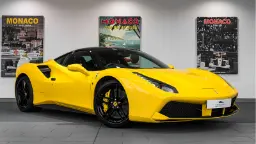 خودروی اسپرت زرد رنگ فراری 488 (Ferrari) در نمایشگاه خودروهای خاص