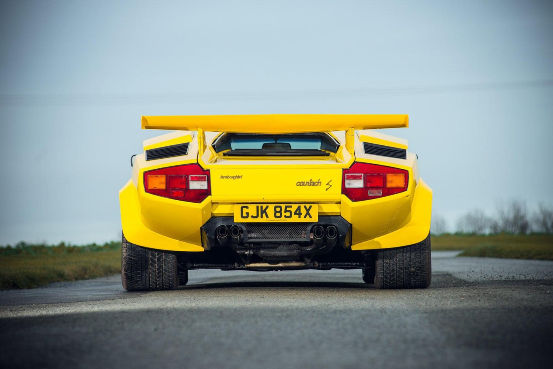 خودروی زرد رنگ لامبورگینی کانتش S (Lamborghini Countach S) در جاده