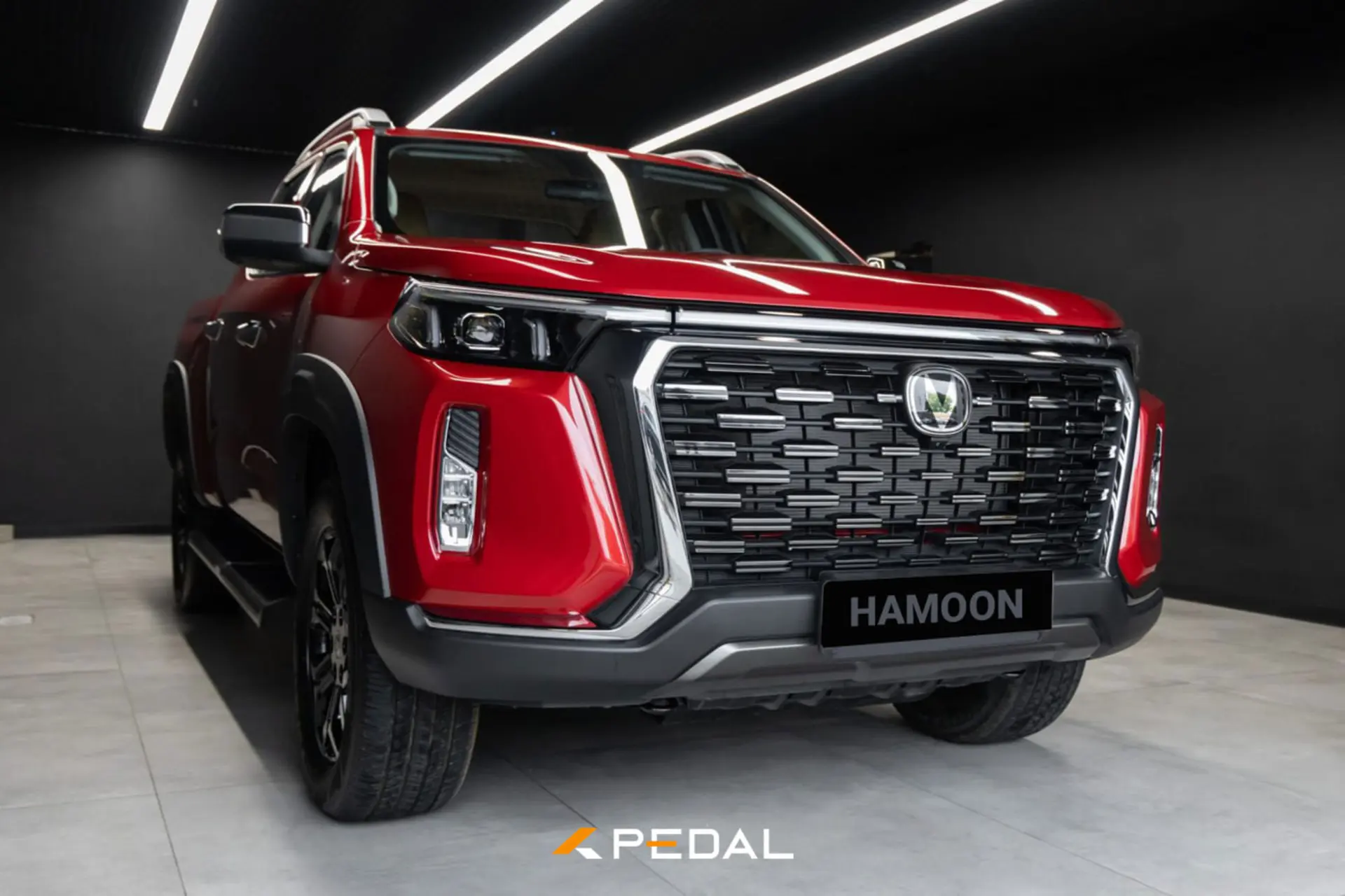 پیکاپ هامون (Hamoon) زامیاد با رنگ قرمز در استودیو
