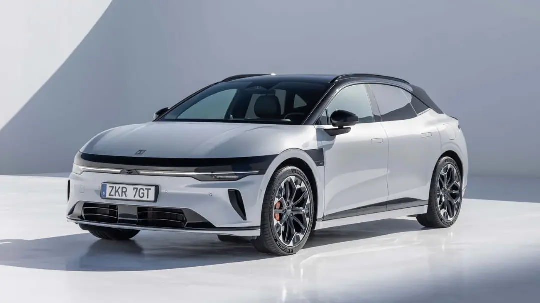 خودرو زیکر 7GT (Zeekr 7GT) با بدنه شوتینگ بریک و رنگ سفید