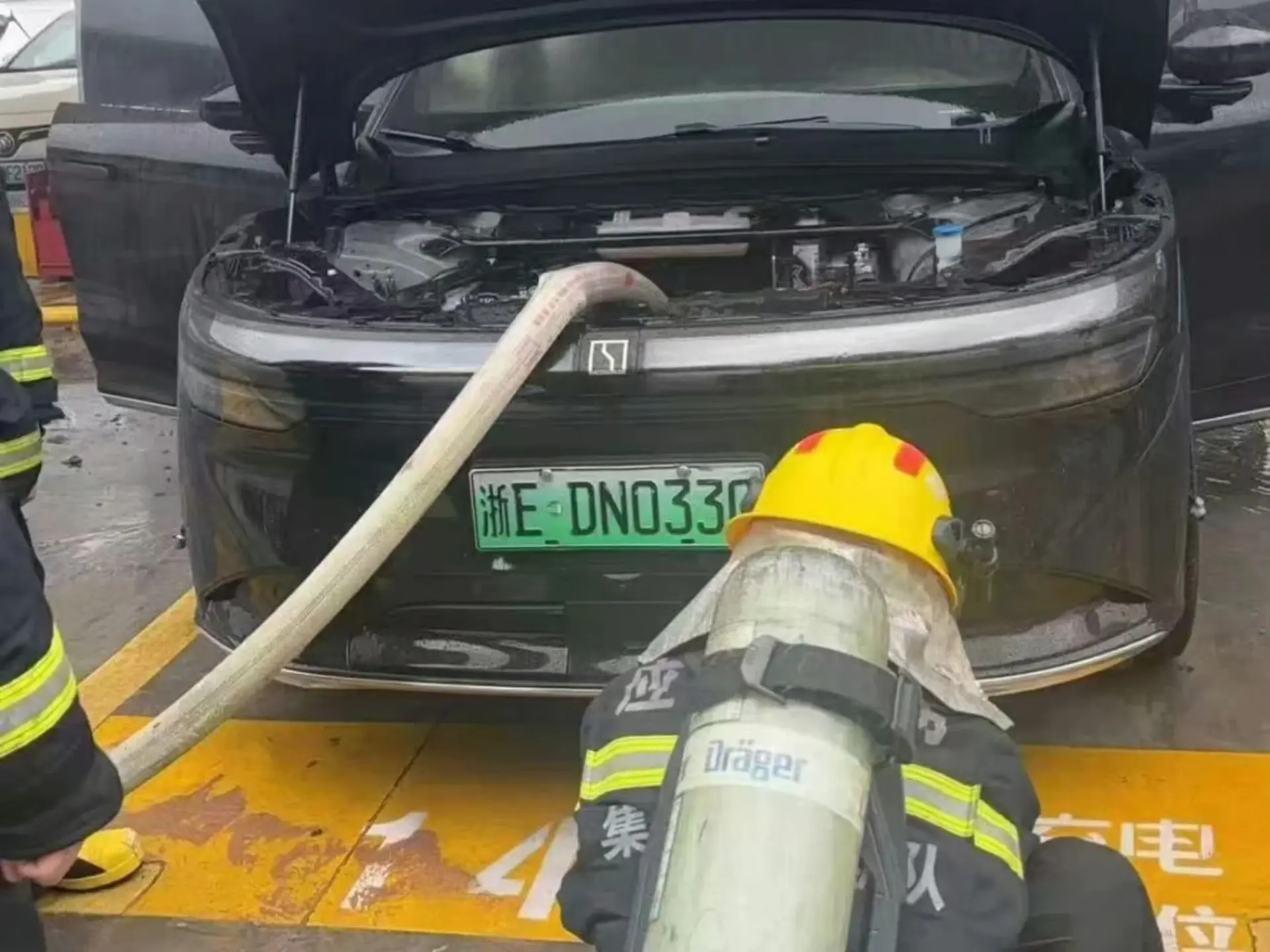 آتش‌نشانی (Firefighter) در حال مهار آتش در موتور خودروی برقی Zeekr 7X